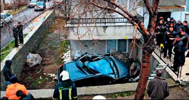 Otomobil balkona çarpıp bahçeye düştü: 1 ölü