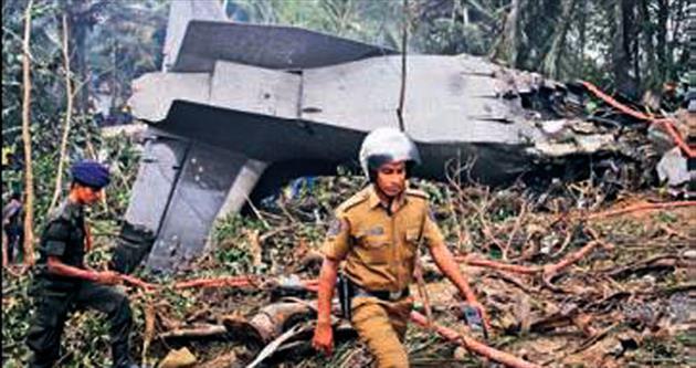 Askeri uçak ormana düştü: 4 ölü, 1 yaralı