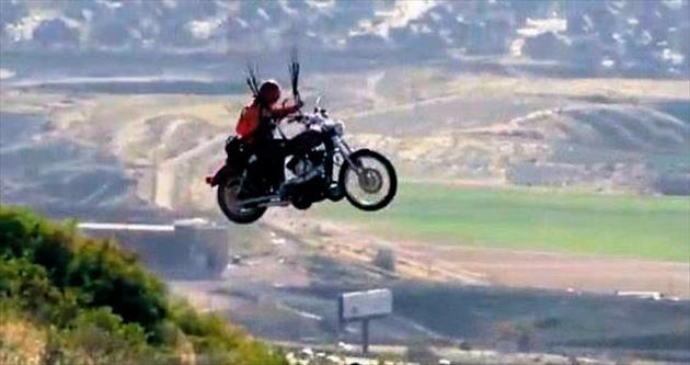 Motosikletle yamaç paraşütü