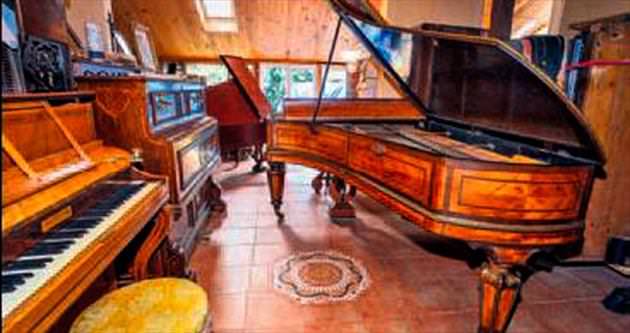 Evinde 150 piyano ile birlikte yaşıyor