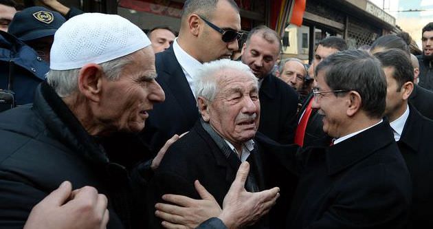 Davutoğlu’nu görünce gözyaşlarını tutamadı