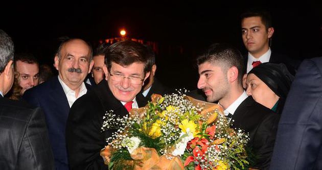 Başbakan Ahmet Davutoğlu Edirne’de çiçeklerle karşılandı