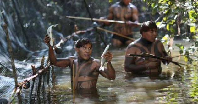 Amazon yerlileri Peru’da köy bastı!