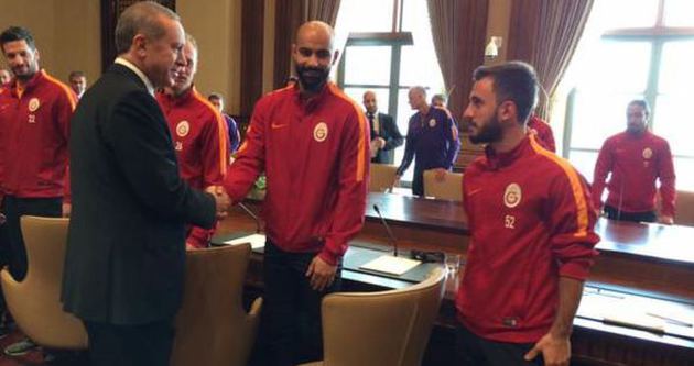 Galatasaraylı futbolcular Erdoğan’ı ziyaret etti!
