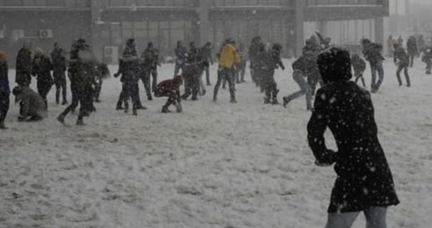 Bin kişi kar topu savaşı yaptı