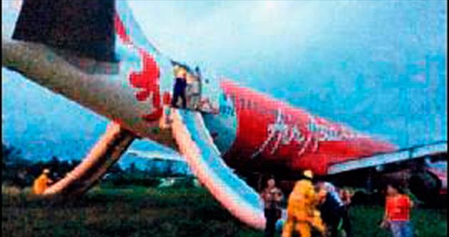 İki Airasia uçağında daha kâbus yaşandı