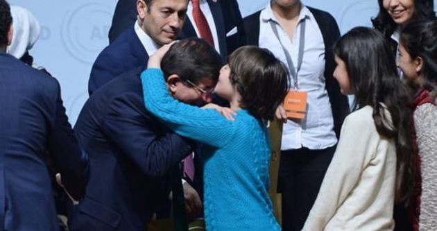 Başbakan Davutoğlu’nu alnından öptü