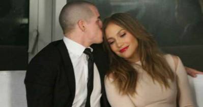 Jennifer Lopez aldatan sevgilisi Casper Smart’ı affetti