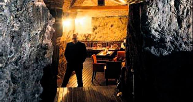 Tarihi handa ’restoran içinde mağara’