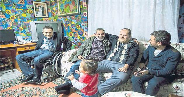 Tiyatrocu Turgay Tanülkü’den engelli Muhammed’e destek