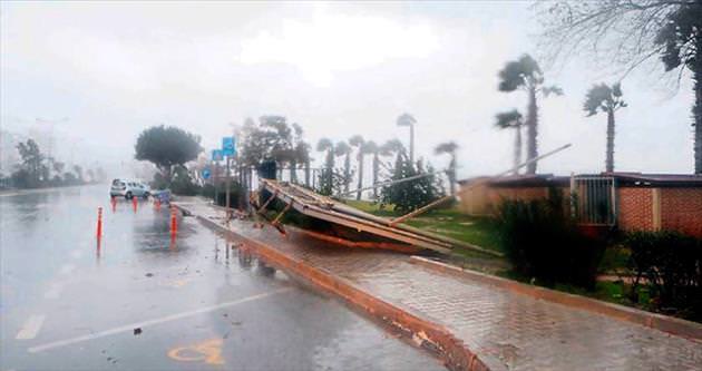 Antalya’yı fırtına vurdu
