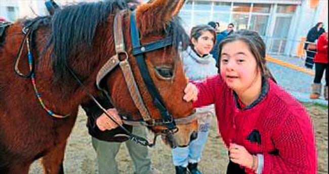 Otizmli çocuklar için atla terapi