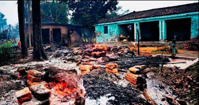 Hindular Müslüman evlerini yaktı: 4 ölü