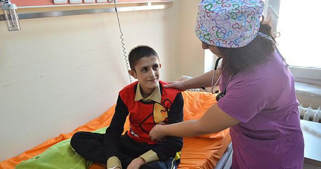 Yaralı Afgan çocuk Türkiye’de hayata tutundu