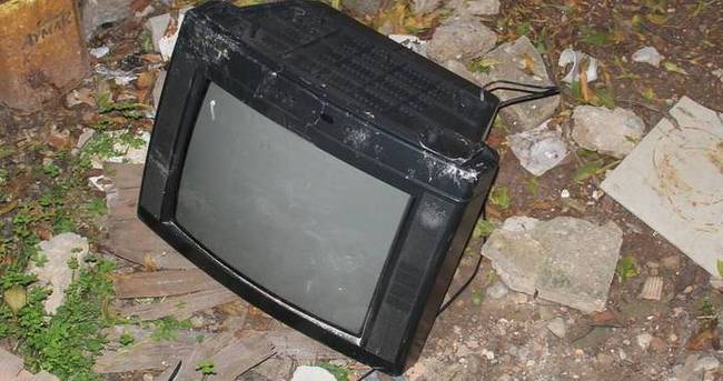 Acılı baba o televizyonu kırıp bahçeye attı
