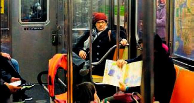 Tom Hanks, tek başına metroda