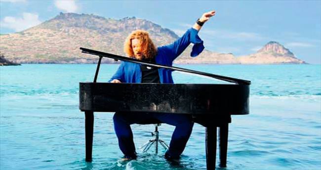 Klip için piyanoyla denize girdi