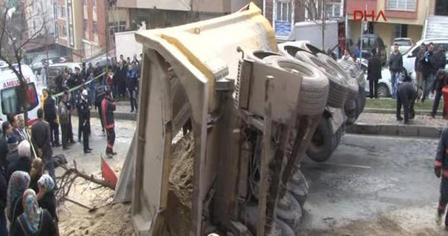 Kağıthane’de kamyon devrildi, sürücü hayatını kaybetti