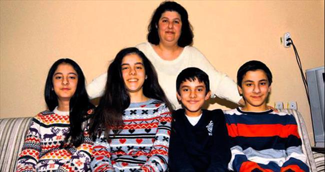 Her şeyleriyle zıt dördüzler 15 yıl sonra aynı pozu verdi