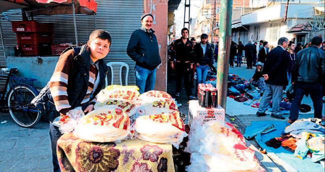 Adana’da ekmek açıkta satılıyor