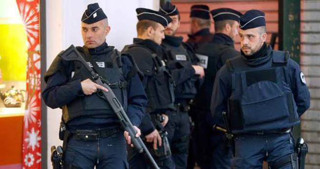 Fransa’da askere bıçaklı saldırı