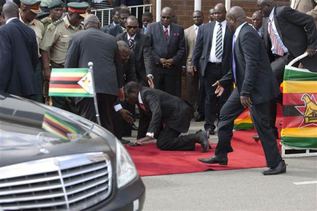 Zimbabwe Cumhurbaşkanı merdivenlerden düştü