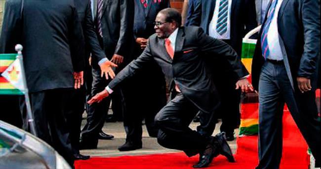 Mugabe basamağı ıskalayıp düştü