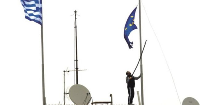 Yunanistan’da AB bayrağı indirildi