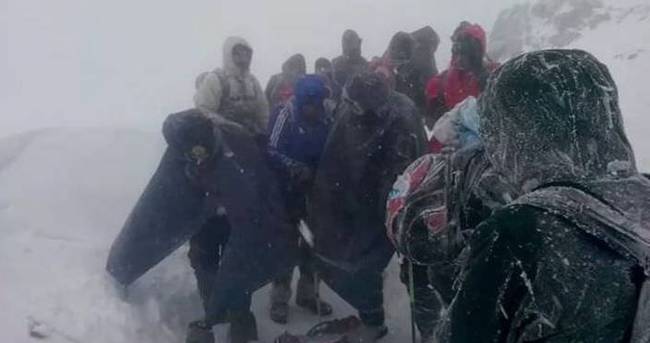 Mahsur kalan 19 dağcı kurtarıldı