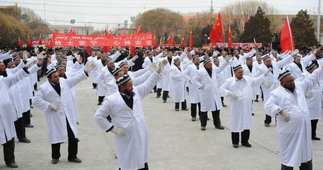 Çin’de imamlar zorla dans ettirildi