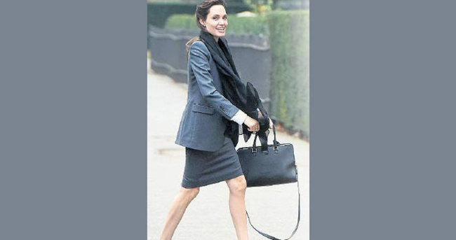 Angelina Jolie’nin bacakları kürdana döndü