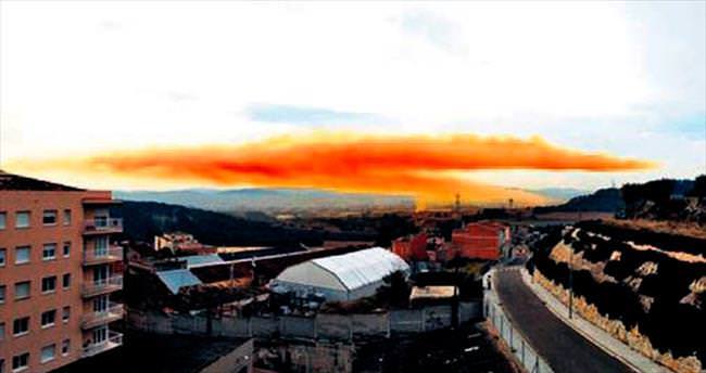 Barselona’yı turuncu duman kapladı