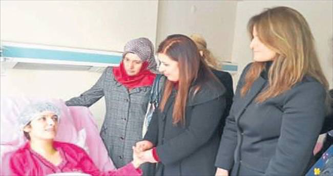 Bıçaklanan kadına AK Parti’den destek