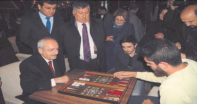 Kılıçdaroğlu öğrencilerle tavla oynadı