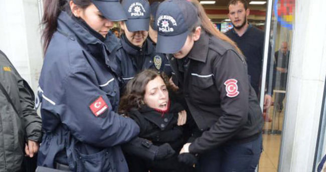 Taksim’de kadınlara gözaltı
