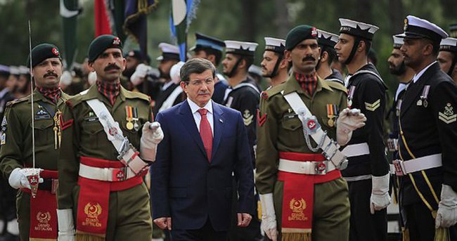 Davutoğlu Pakistan’da resmi törenle karşılandı