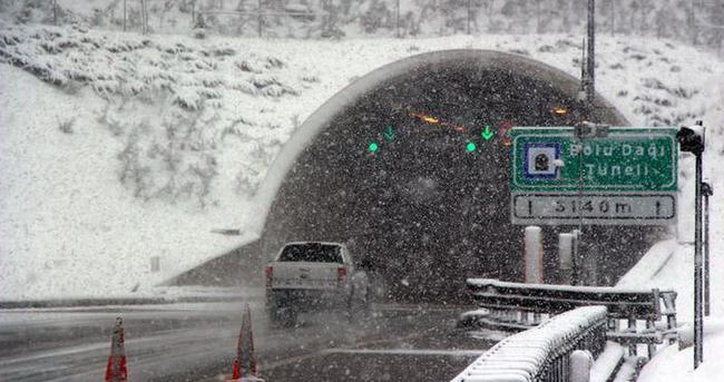 Bolu Dağı’nda yoğun kar yağışı ulaşımı etkiliyor