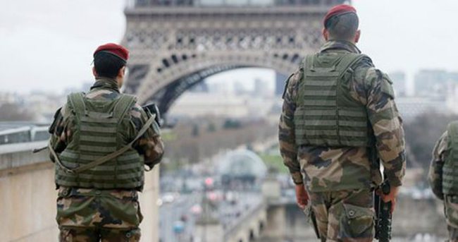 Paris’te bomba paniği