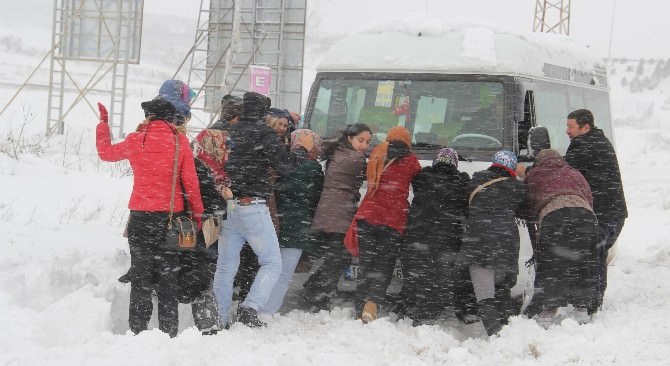 Kara Saplanan Servis Minibüsünü İşçiler Kurtardı
