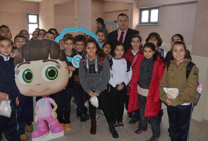 Mersin’de Enerji Çocuk Naz Tiyatrosu Gösterisi Yapıldı