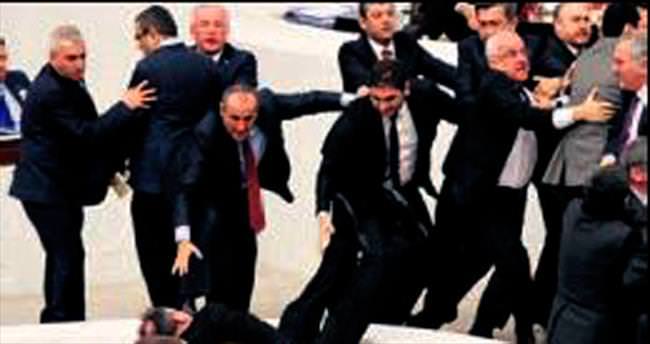 Meclis’te yine kavga: Vekil boşluğa düştü