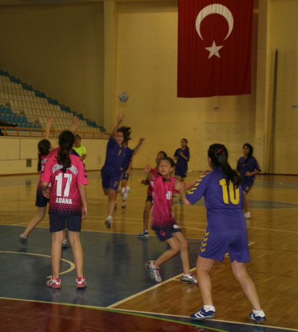 Adana’da Okullararası Yıldız Kızlar Hentbol Müsabakaları