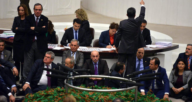 HDP’li milletvekilleri Genel Kurul’u işgal ettiler