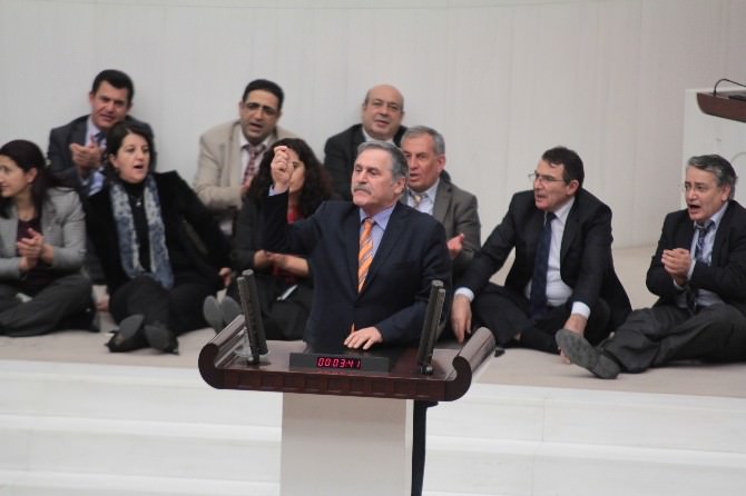 HDP’lilerden Meclis’te 6.5 Saatlik Oturma Eylemi