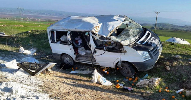 Diyarbakır’da minibüs şarampole devrildi: 2 ölü