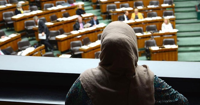 Fransa’da İslam yasası çıkmayacak