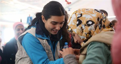 Güzel oyuncu Suriyeli çocuklarla buluştu