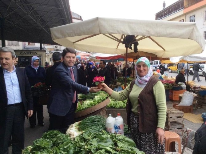 Milletvekili Tunç, Kadınlar Günü Etkinliğinde Menekşe Dağıttı