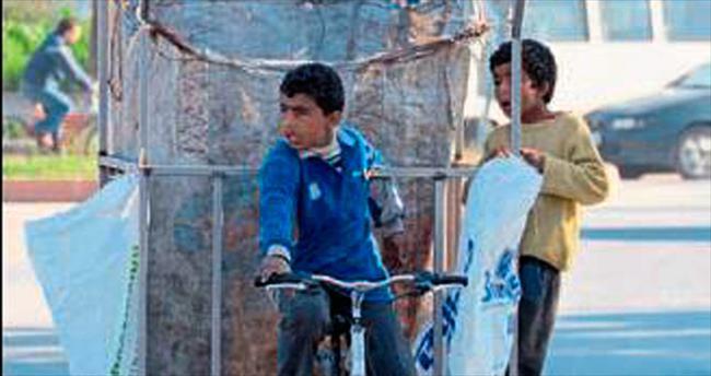 Mersin’de Suriyeli çocuklar atık topluyor