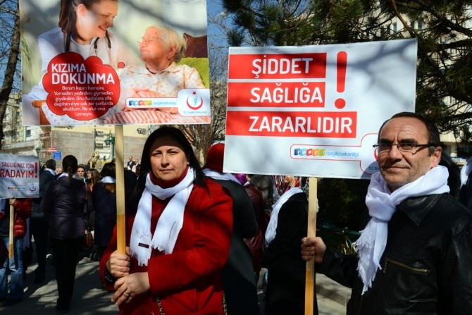Eskişehir’de Sağlık Çalışanı Kadınlara Yönelik Şiddetin Önlenmesi Yürüyüşü